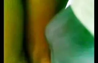 XXX בלונדיניות במכנסי ג ' ינס קצרים באוטובוס.