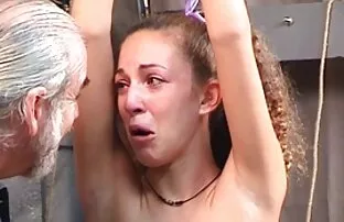 XXX כלבה קשורה בוכה אחרי שדפקתי אותה, קרלי. סקס סרטים חינם