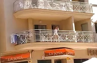 XXX ילדה מצלמה נסתרת ללא תחתונים במרפסת סרטים כחולים חדשים בחינם