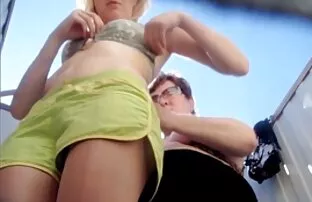 XXX אמא ובתה על החוף.,