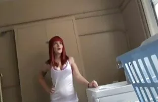 XXX ברונטית מוצצת בשירותים. סרטי סקס ערבי חינם