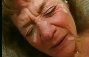 XXX סבתא מתקמטת כמו 4 פין והרבה שפיך. סקס קליפ חינם