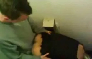 XXX תפסתי בחורה עם ראש באסלה. צעירה מזדינת