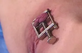 XXX קשירה, קשורה למיטה של דום עם שפתי הפות שלה פתוחות לרווחה. פורנופרטי