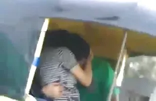 XXX נשיקות במכונית משיכת.